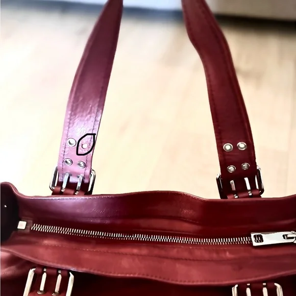 MARC JACOBS MERLOT COLORED BAG! The original MARC JACOBS. Retail over $600 - Picture 10 of 15